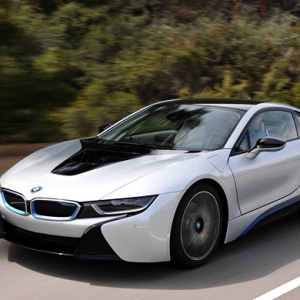 Навстречу будущему: гибридный спорткар BMW i8