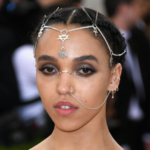 Евангелие от «MAGDALENE»: как FKA twigs играет в святую и грешницу