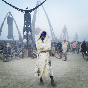 Что носили модели, актрисы и музыканты на фестивале Burning Man прошлых лет