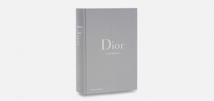 Вышел альбом со 180 коллекциями Dior