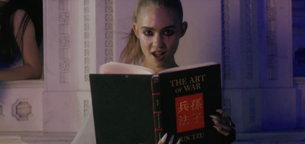 Grimes обучается искусству войны в клипе на трек «Violence»