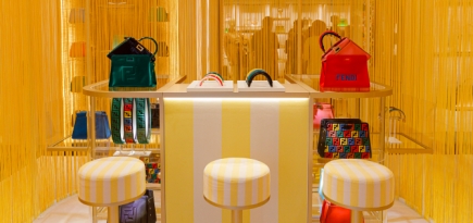 Fendi открыл в Москве «бар» для кастомизации сумок Peekaboo