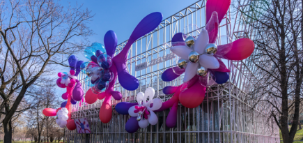 На фасаде «Плюс Дачи» в парке Горького появилась инсталляция художницы Саши Фроловой