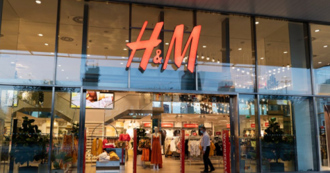 H&M удалил рекламную кампанию школьной формы из-за обвинений в сексуализации детей