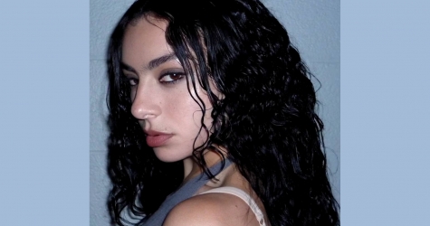 Charli XCX стала новым амбассадором Valentino Beauty