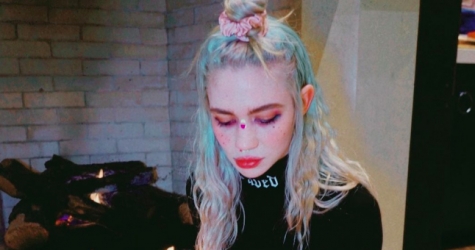 Grimes выпустила раскраску со своими рисунками