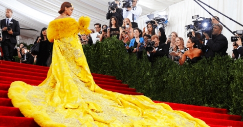 Рианна призналась, что она чувствовала себя клоуном в платье-омлете Guo Pei на Met Gala