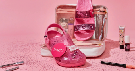 Crocs выпустил коллаборацию с косметическим брендом Benefit