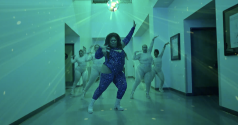 Lizzo танцует в блестящем синем комбинезоне в клипе на песню «About Damn Time»