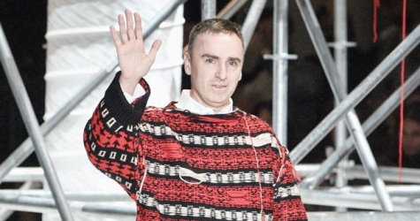 Raf Simons переносит показ весенне-летней коллекции в Париж