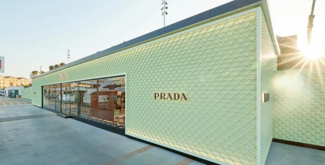 Prada открыл поп-ап-магазин в Барселоне