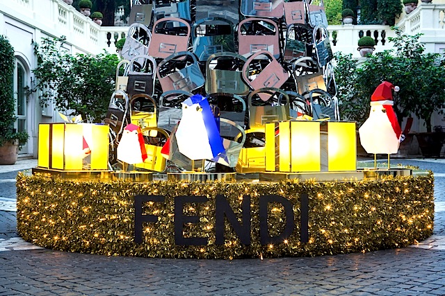 Елка из 350 сумок Fendi Baguette во дворе римского Hotel de Russie