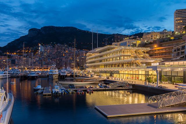 Здание Yacht Club de Monaco от бюро Нормана Фостера