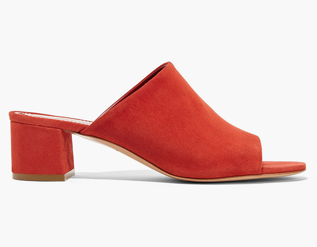 Mansur Gavriel<p><a target=\"_blank\" href=\"https://www.net-a-porter.com/ua/en/product/678213/mansur_gavriel/suede-mules\">net-a-porter.com</a></p>