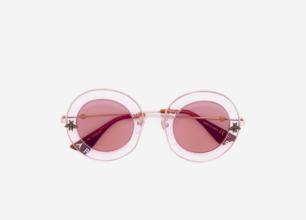 Очки Gucci<p><a href=\"https://www.farfetch.com/ru/shopping/women/gucci-eyewear---item-12153418.aspx?storeid=10294&amp;from=listing\" target=\"_blank\" style=\"\">Farfetch</a></p>