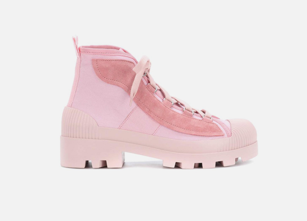 Ботинки, Acne Studios<p><a href=\"https://www.mytheresa.com/eu_en/acne-studios-dinila-suede-boots-950363.html?catref=category\" target=\"_blank\" style=\"\">Mytheresa</a></p>