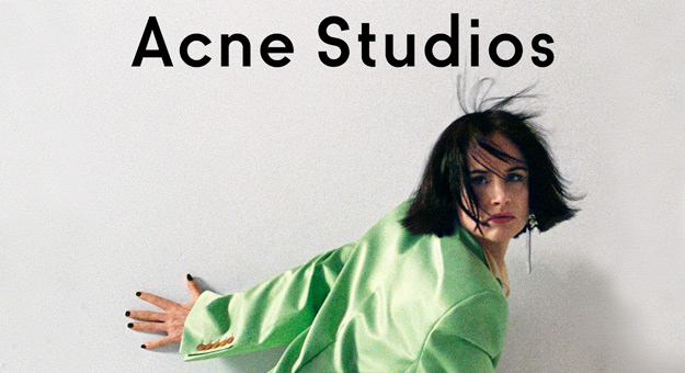 Джульетт Льюис делает растяжку в кампании Acne Studios