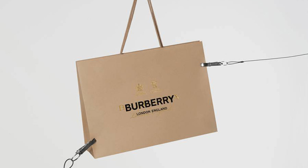 Дебютная коллекция Рикардо Тиши для Burberry поступит в продажу сразу после показа