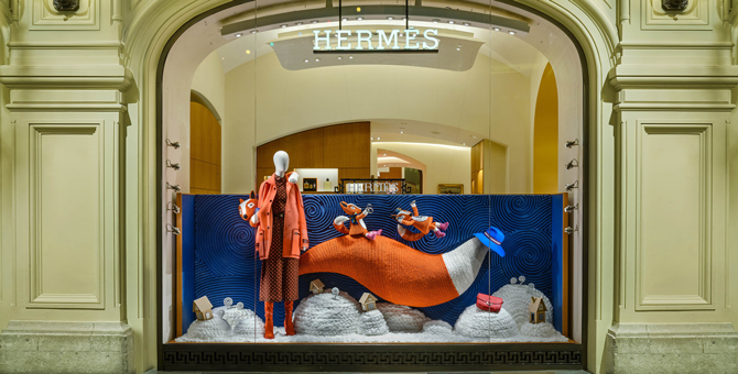 Hermès представил новогодние витрины со сказочными лисами и символами дома