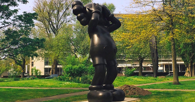 Стрит-арт-артист KAWS установит скульптуры по Амстердаму